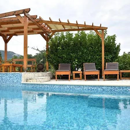 Oak House Holiday home Zadvarje