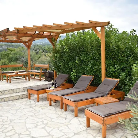 Holiday home Oak House Zadvarje