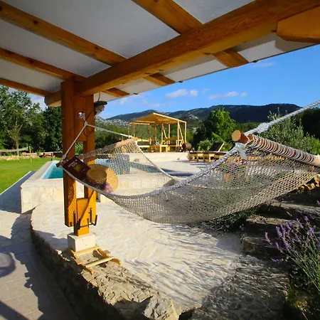 Oak House Holiday home Zadvarje